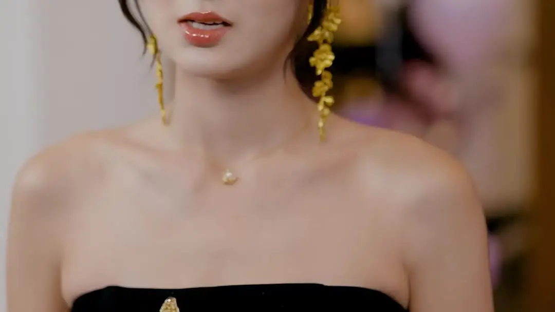 Little Troublemaker Turns Everything to Gold! The Girl Who Stole the Spotlight in a Gilded Room