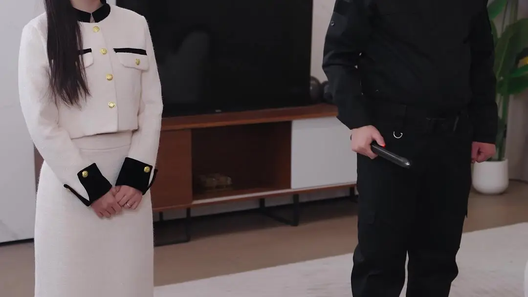 Kill Me On New Year's Eve: The Guard Who Smiled Too Much