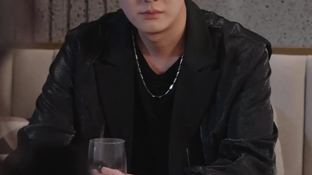 반짝반짝 빛나는 그녀, 테이블 위의 폭발과 바닥의 침묵