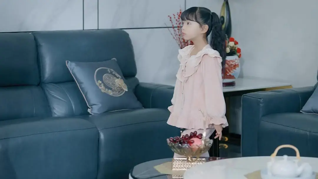 Little Troublemaker Turns Everything to Gold! The Quiet Rebellion of a Pajama-Clad Strategist
