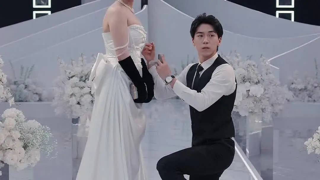 闪婚甜妻是大佬：祖母绿项链下的三重博弈