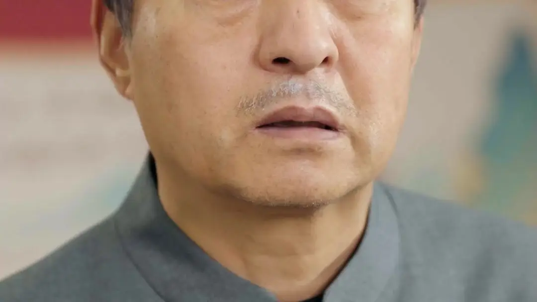 산속 명의의 귀환: 흰 옷 소녀와 회색 장인의 비밀 대화