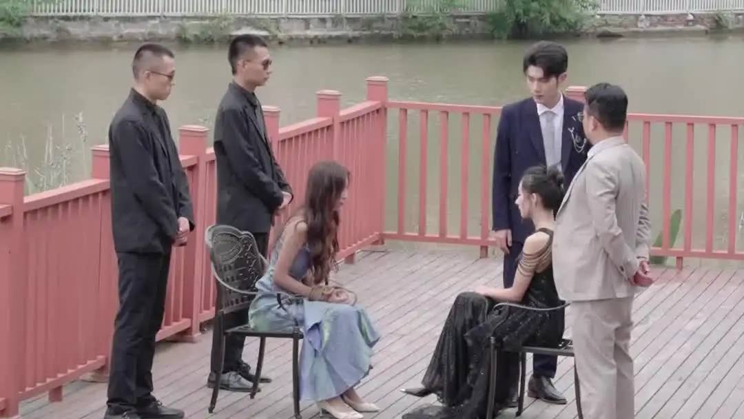 로프에 묶인 그녀의 눈빛, 총구를 향해 웃다