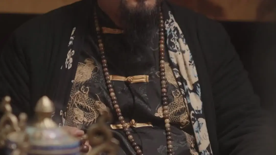 O Lobo Oculto do Velho Veterano: A Dança das Máscaras que Não se Rompem