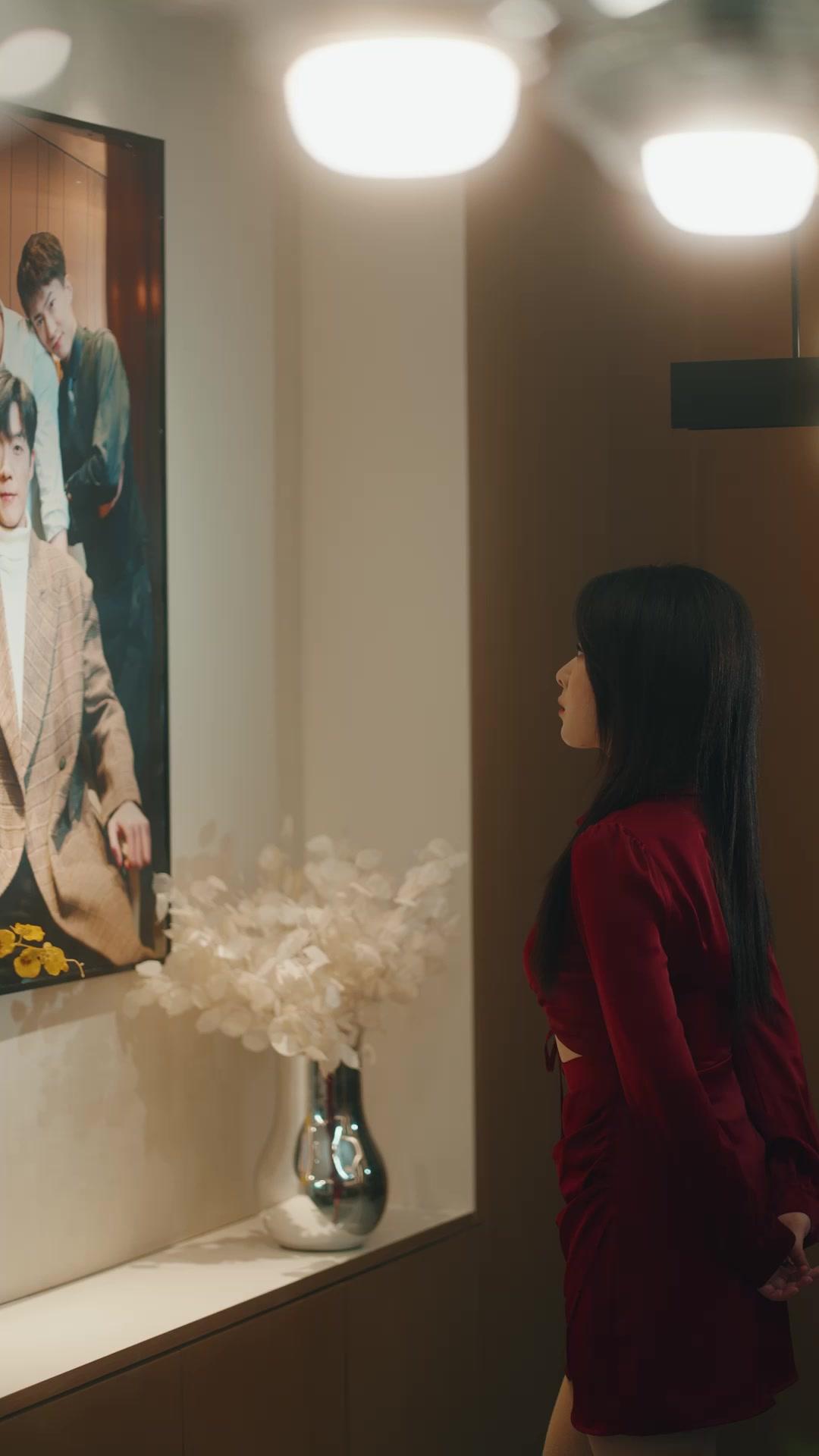 OMG! The "Gold-Digger" is a Warrior Queen!