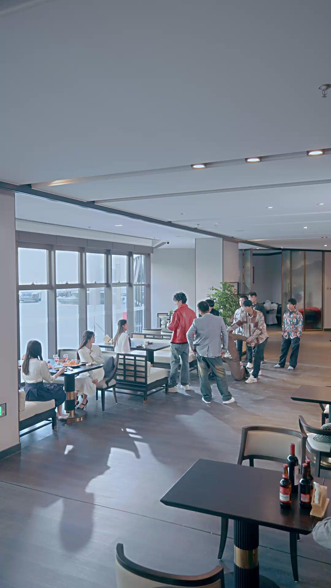 踏浪而行，父愛相伴
