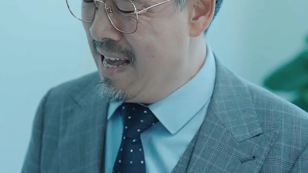 雙生迷霧：口紅、西裝與天台邊緣的三重隱喻