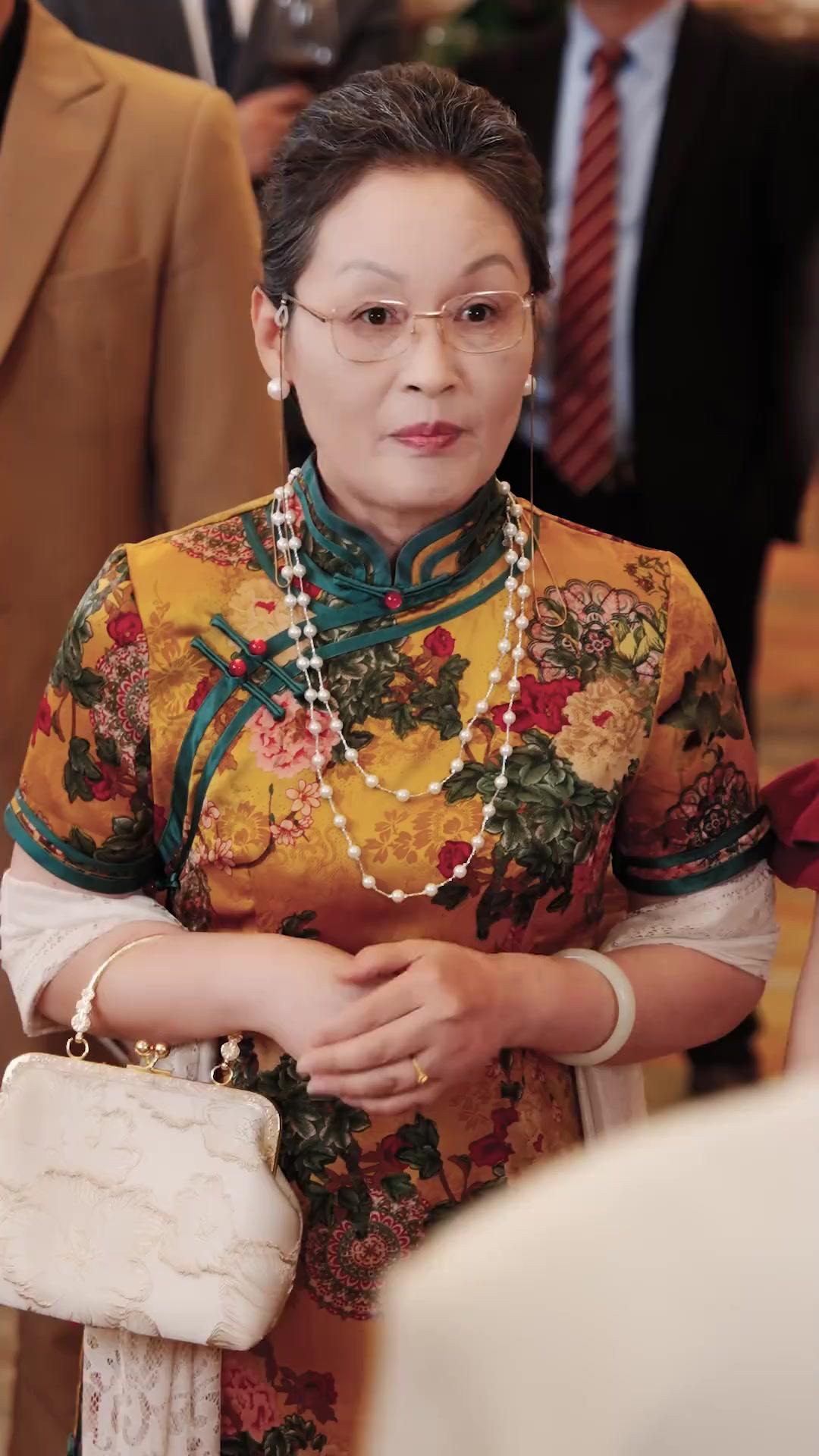 Ular di Balik Senyum Manis