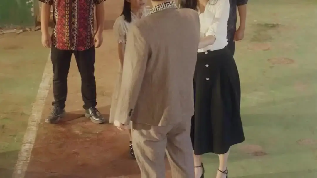 다시 그날로: 노란 소파 위의 폭풍, 그녀의 눈물이 멈추지 않는 이유