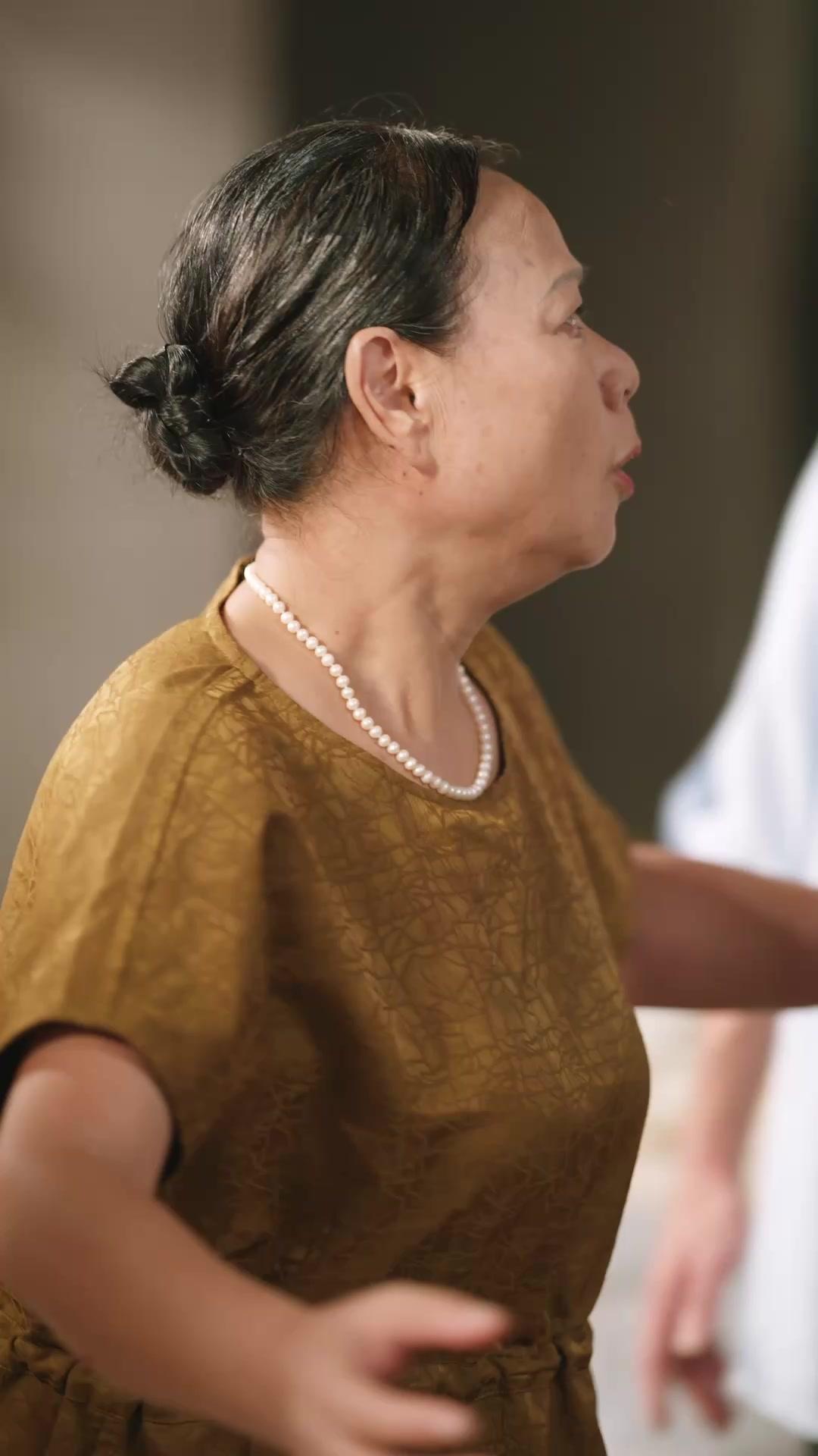Mi esposo maduro me mima
