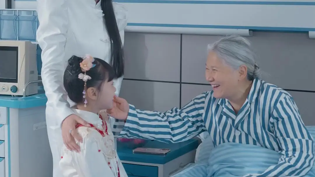 撿到散財童子之後：病床前的紅白喜事與客廳裡的羽毛風暴