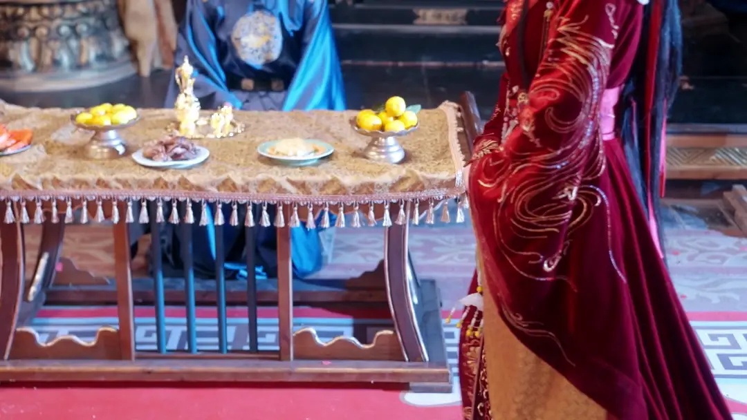 Gönle Düşen Ay Işığı: Kırmızı Elbise ve Kılıç Anı