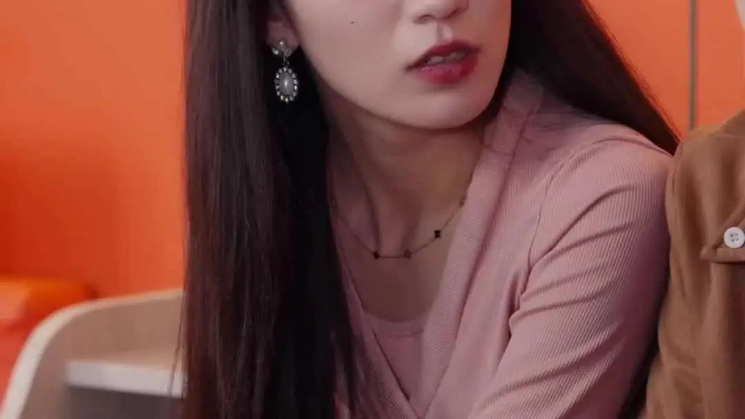 당구의 신: 주황색 소파 위의 감정 폭발과 그 뒤에 숨은 진실
