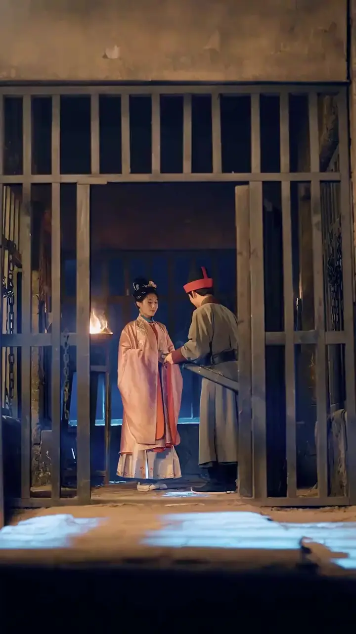 (Dubbed)The Emperor's Cloaked Convict Queen Episode 24