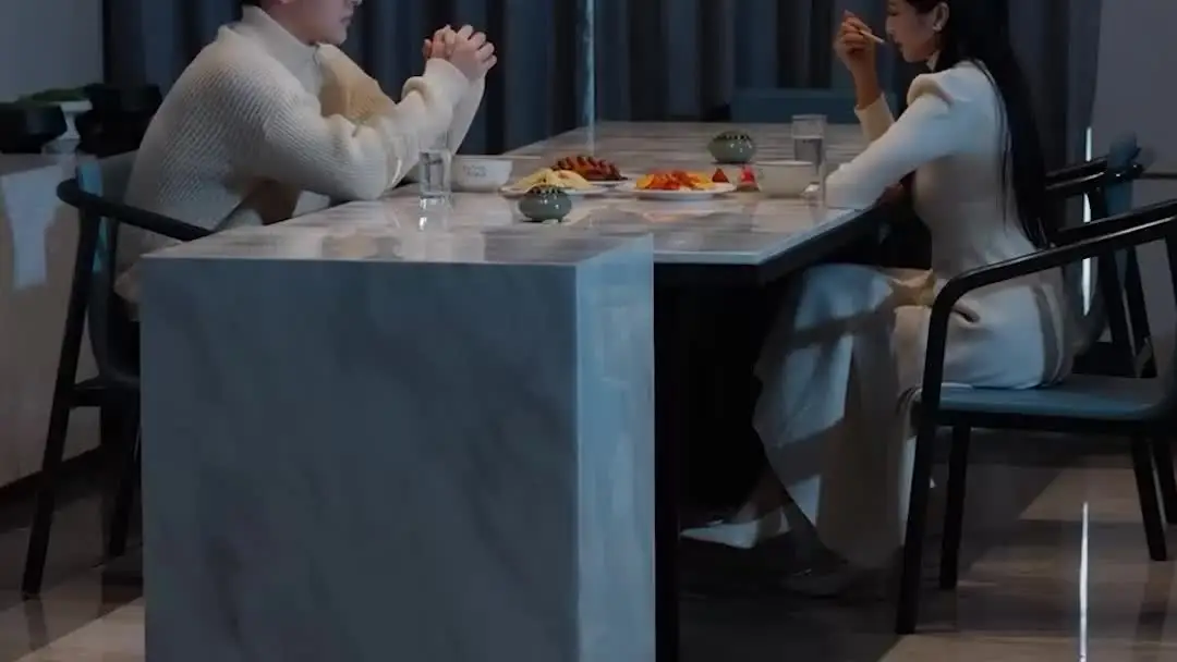 다시 만난 너에게: 흰색 스웨터와 유리 조명 아래의 미묘한 긴장감