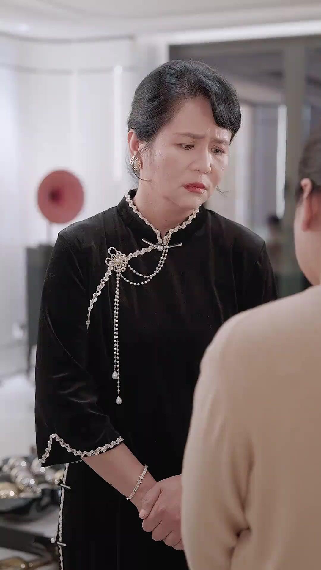 ELLE N'EST PAS SI SAGE