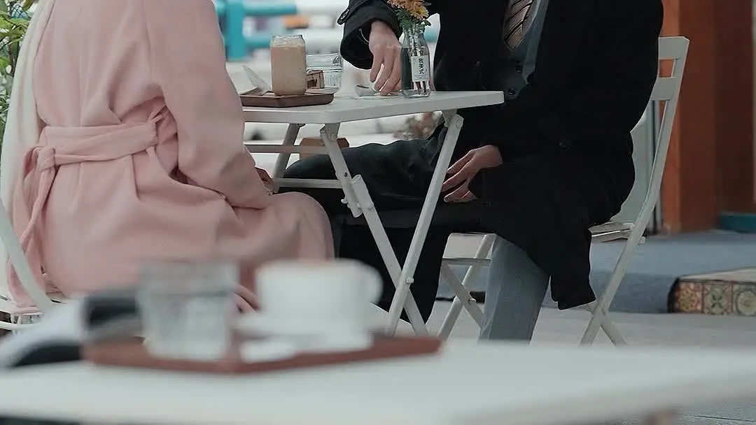 請和我最愛的人結婚：圍巾、雜誌與未撥出的電話構成的情感密碼