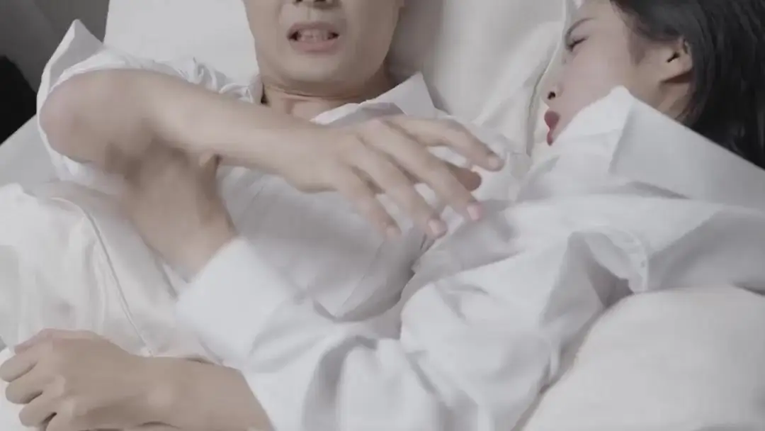 천안을 가진 배달원과 붉은 혼서, 침대에서 시작된 비밀의 연쇄