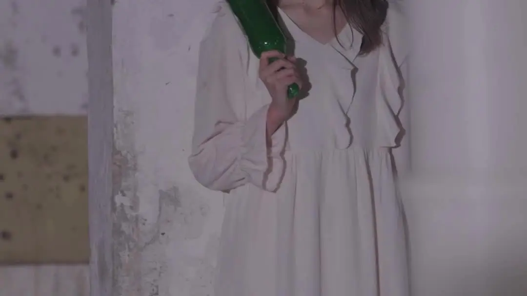 綠瓶是伏筆，血痕是心碎