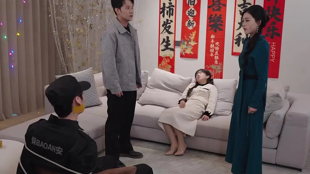 Kill Me On New Year's Eve: The Necklace That Fell Like a Confession
