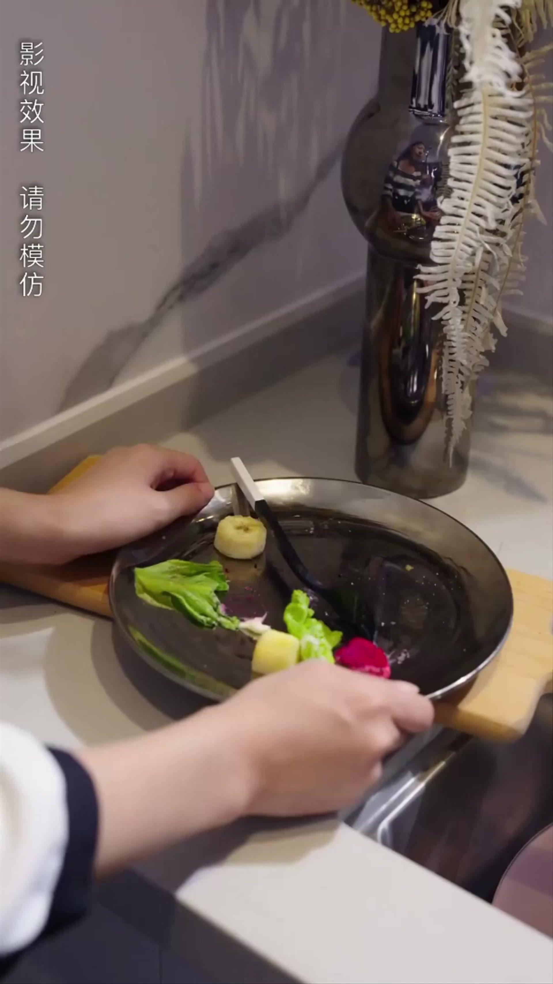 假戴面具卻真情