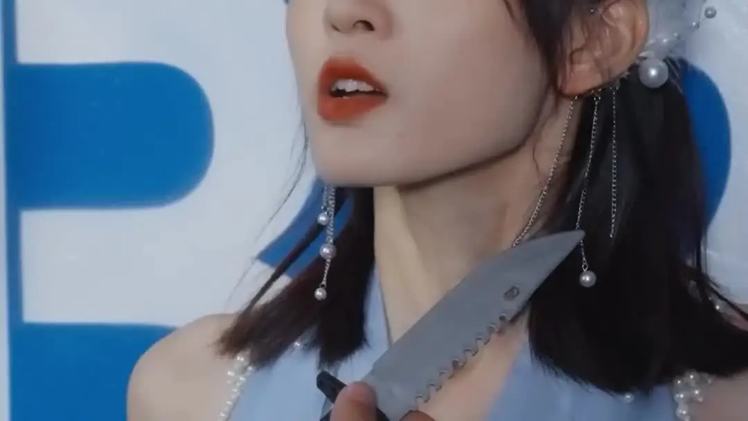 15년 후의 재회: 푸른 드레스와 검은 정장 사이의 피와 차