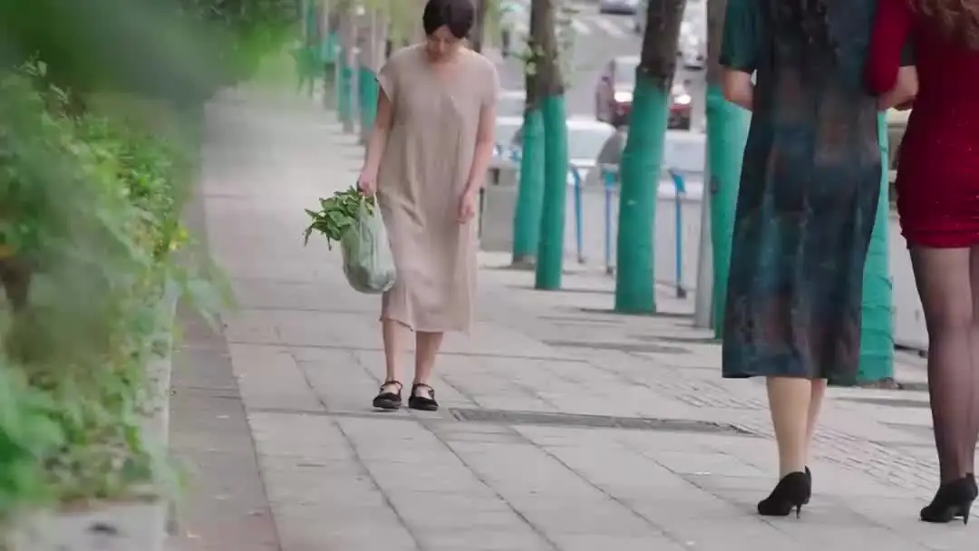 絕對傾心：街角三女的暗流與夜歸人的沉默對話