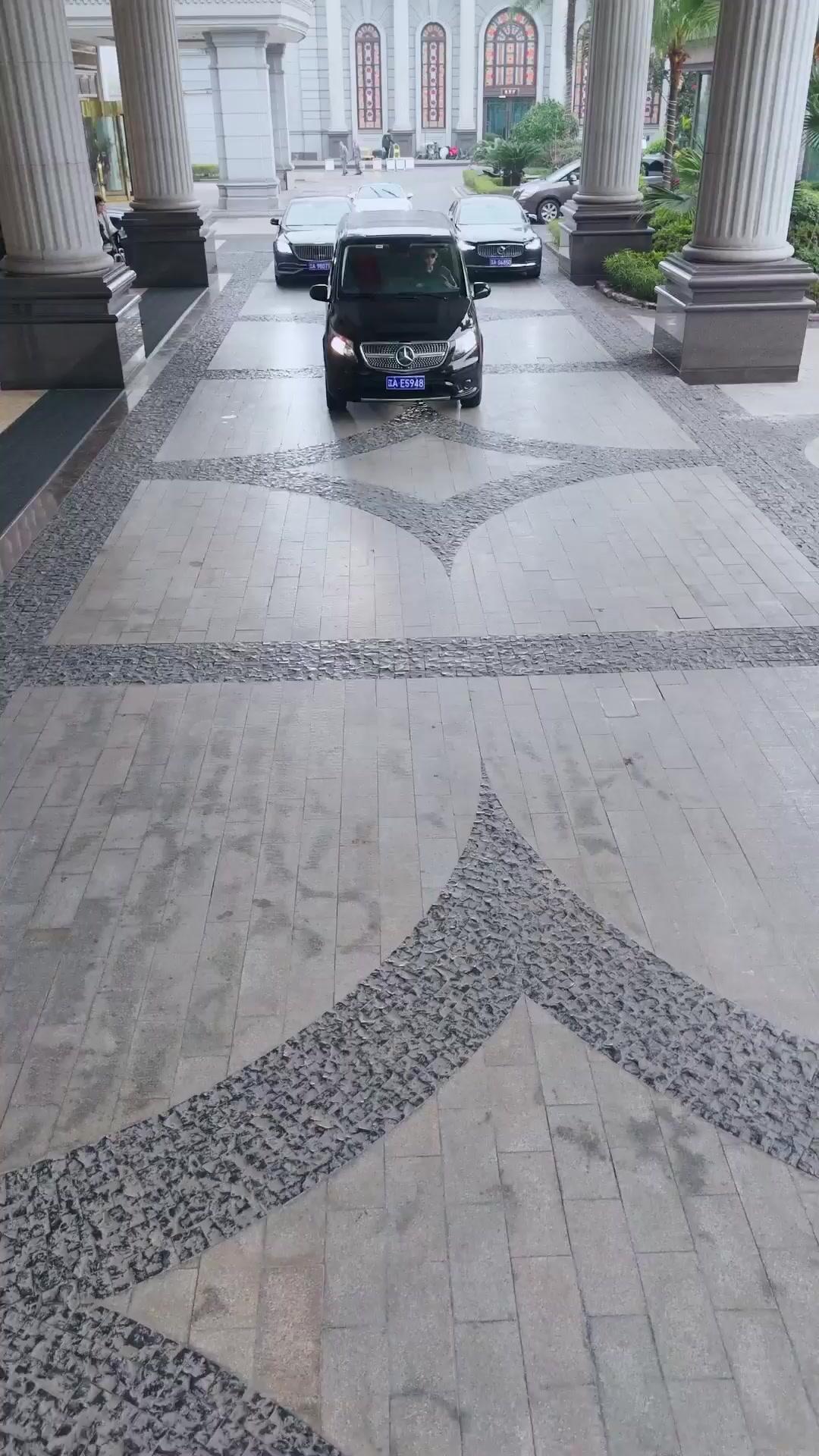 他不配