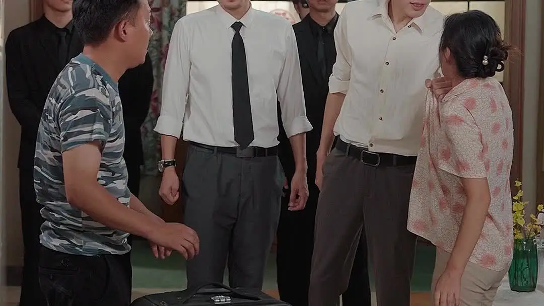 나의 아버지, 여행 가방 속 숨겨진 진실