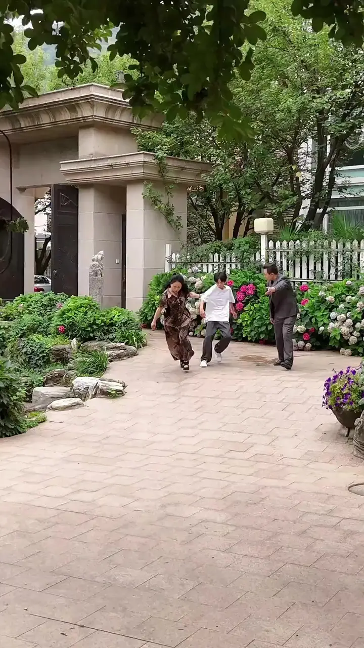 Abilerim beni şımartmayın, ben sahte kızım Bölüm 13