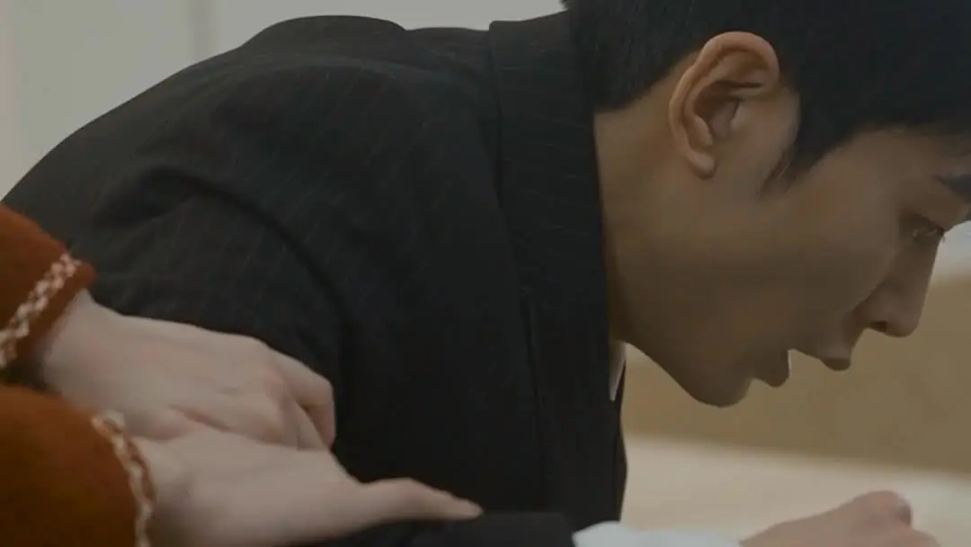 또 한 해의 끝에서, 붉은 재킷과 흰 수면복 사이의 진실