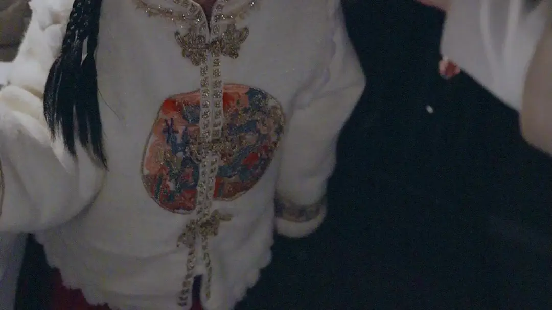 Little Troublemaker Turns Everything to Gold! The Pendant That Shattered a Gala