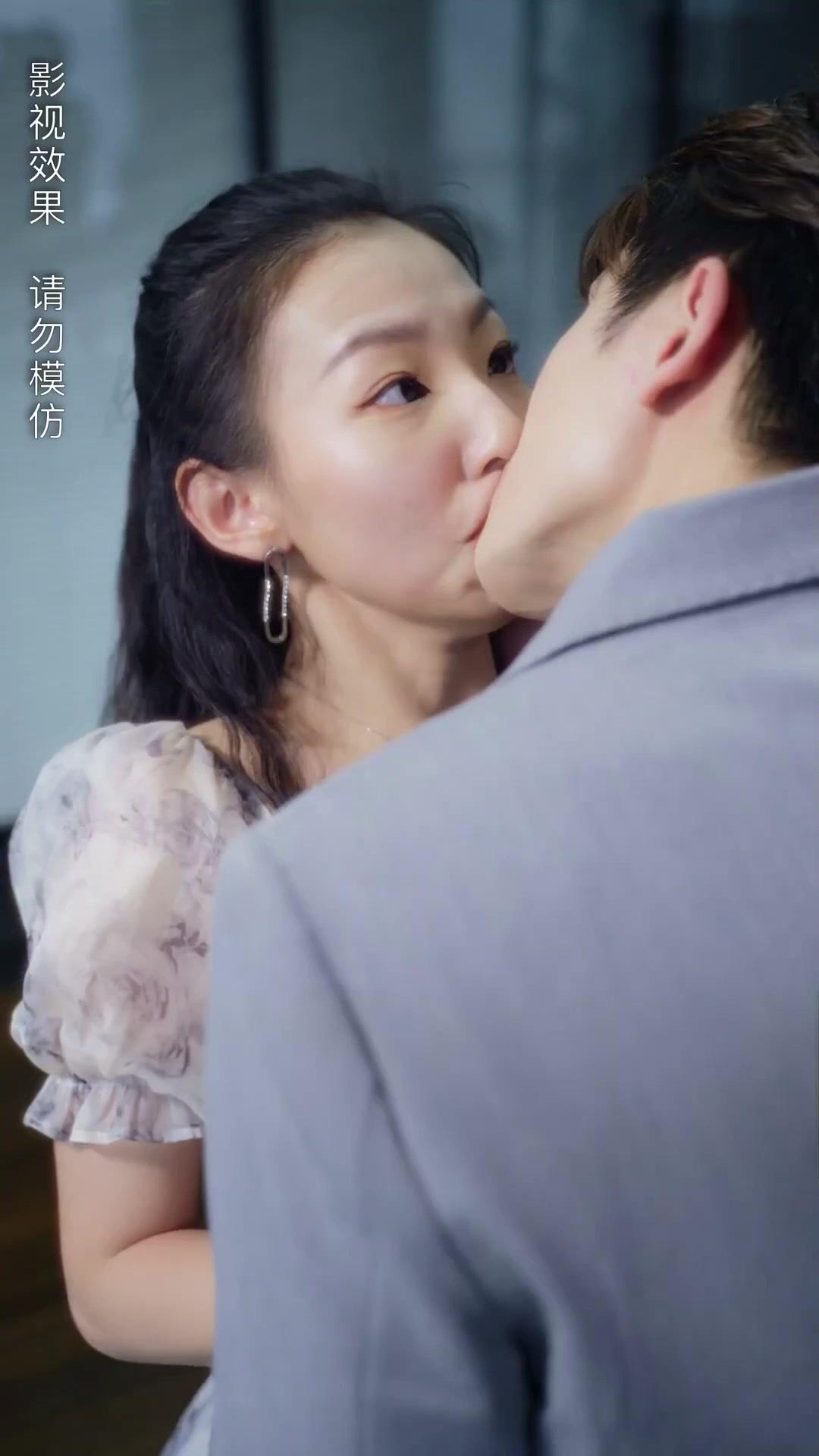 假戴面具卻真情