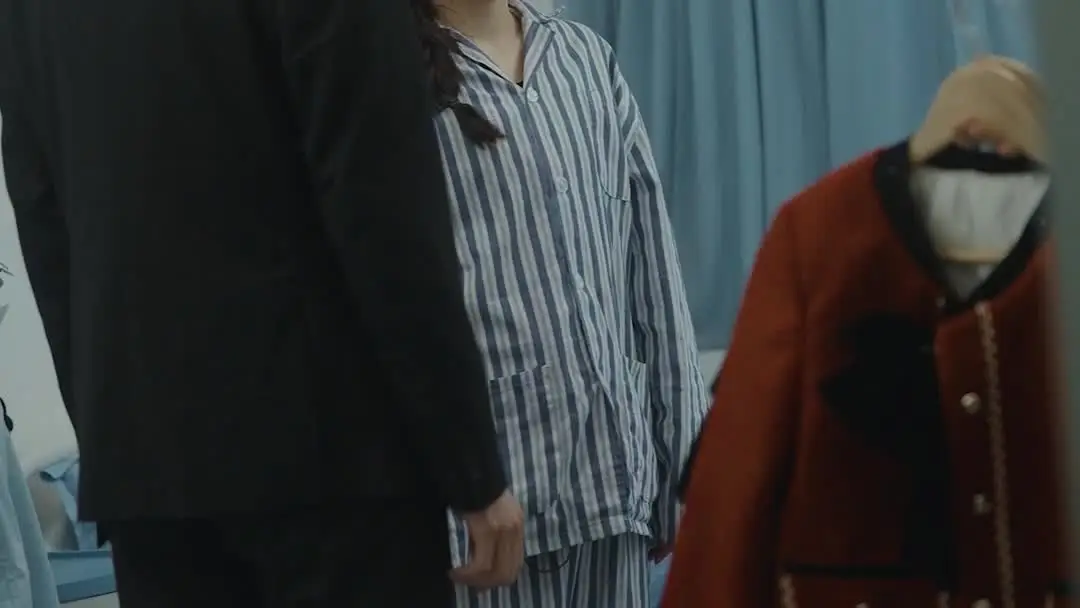 또 한 해의 끝에서: 병실 속 눈물과 정장의 대화