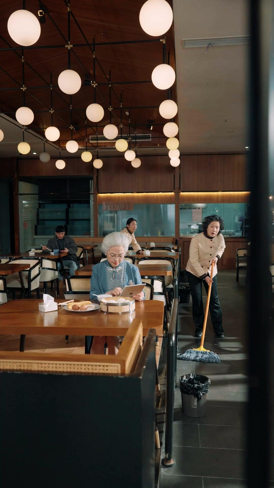 Abuela tiró la mesa, todos tiemblan