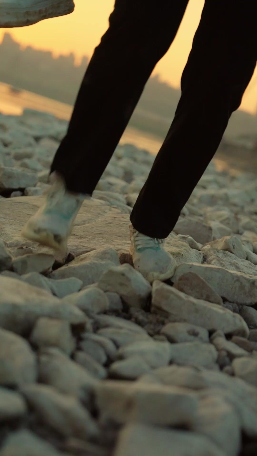 UNE TRACE DANS LE SILENCE