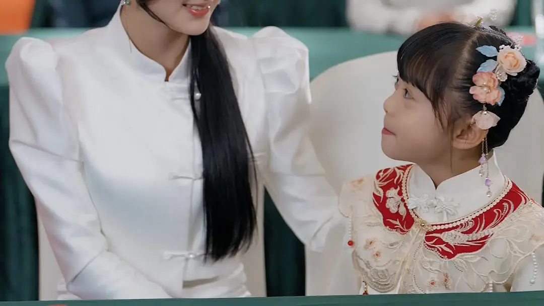 Little Troublemaker Turns Everything to Gold! The Girl Who Stole the Spotlight at the Banquet