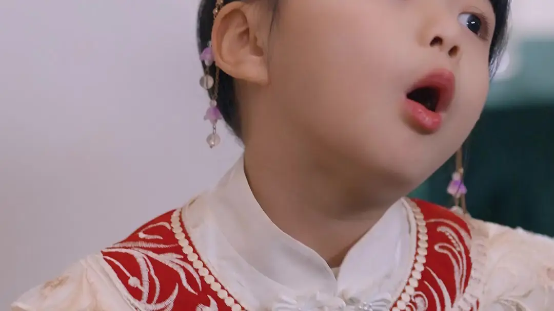 Little Troublemaker Turns Everything to Gold! The Jade Auction That Shook the Room