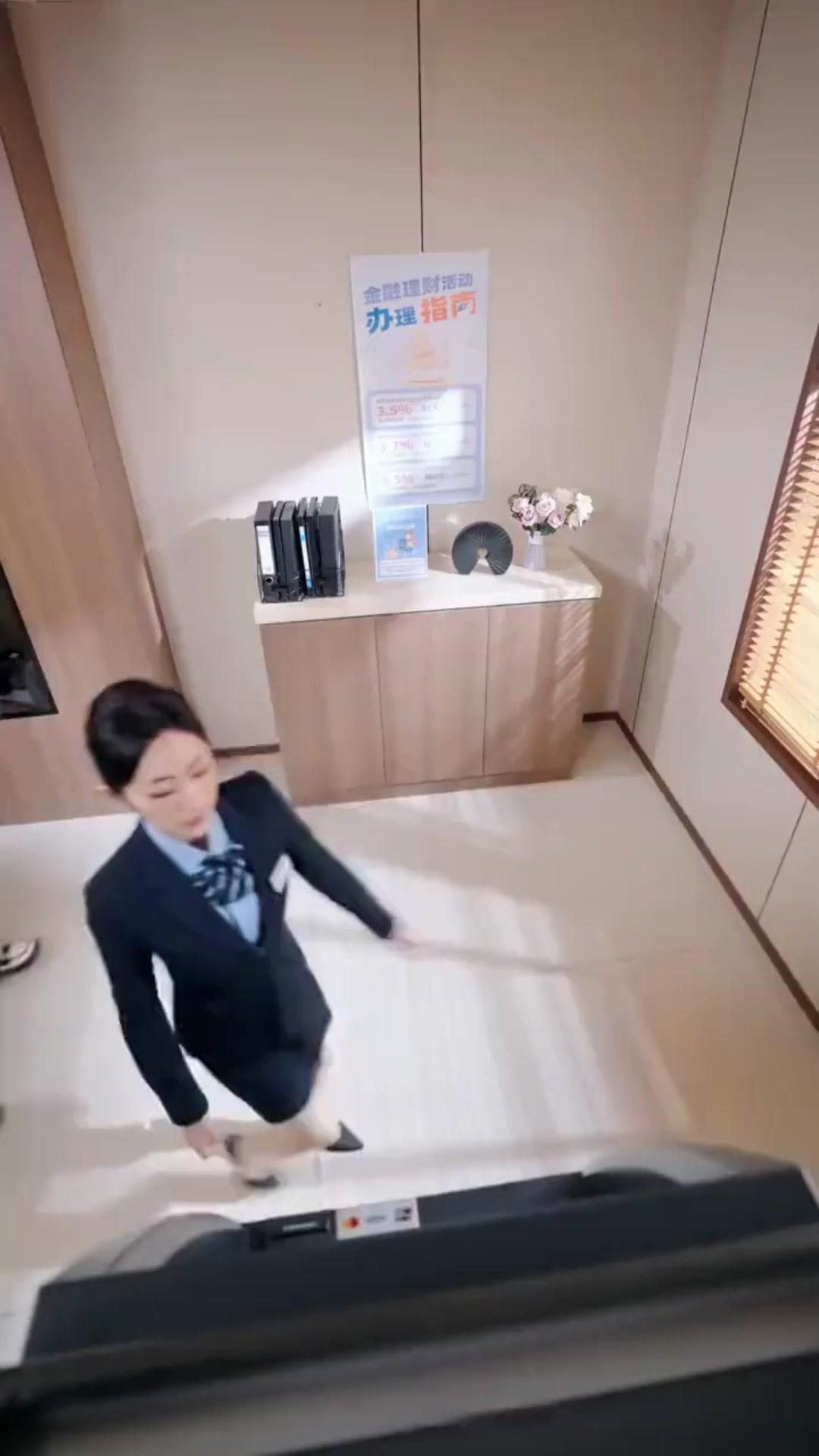 窓口越しの運命の交差点