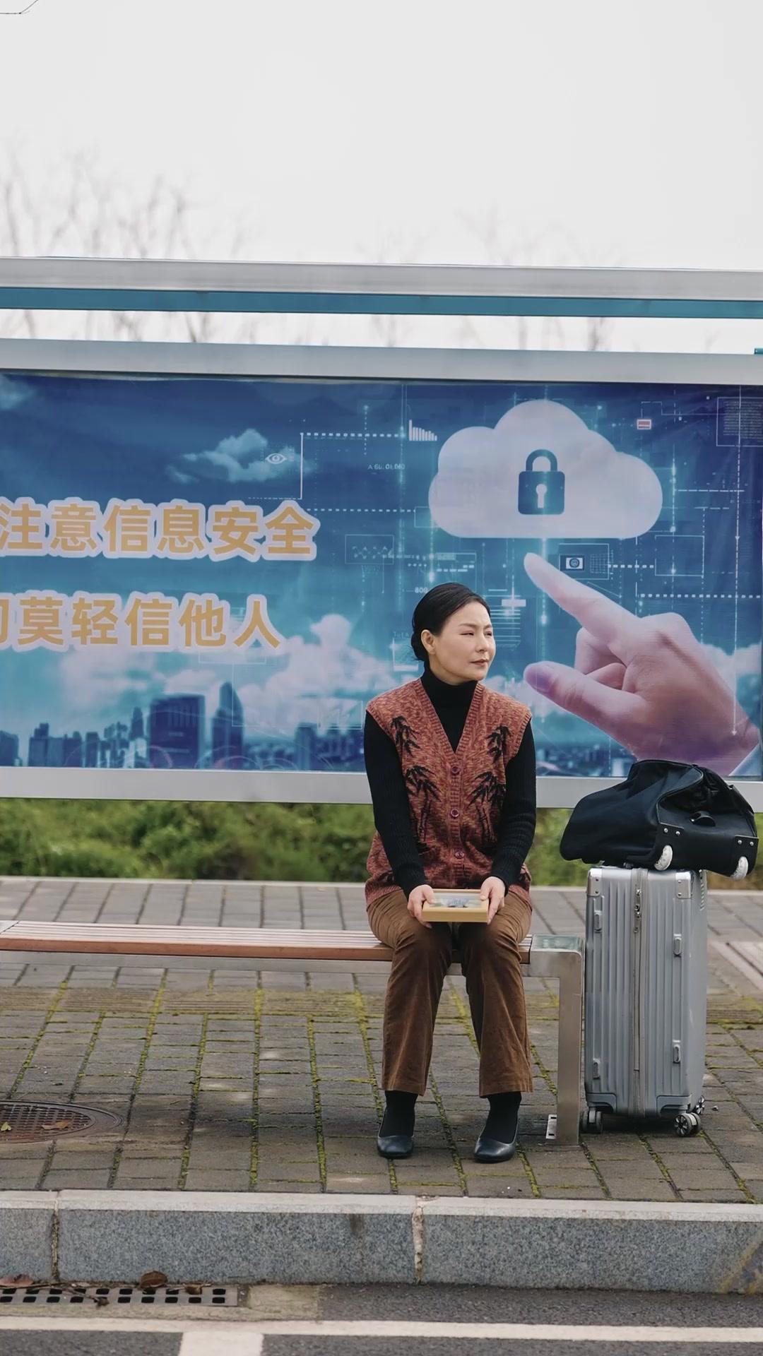 沉默的她