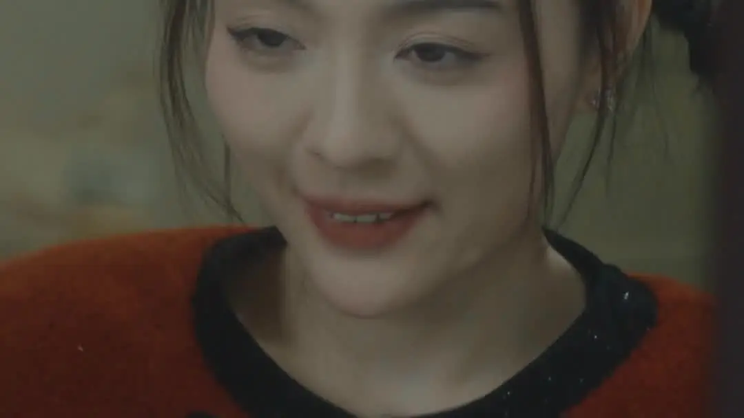 또 한 해의 끝에서, 빨간 재킷과 검은 코트 사이의 미묘한 거리