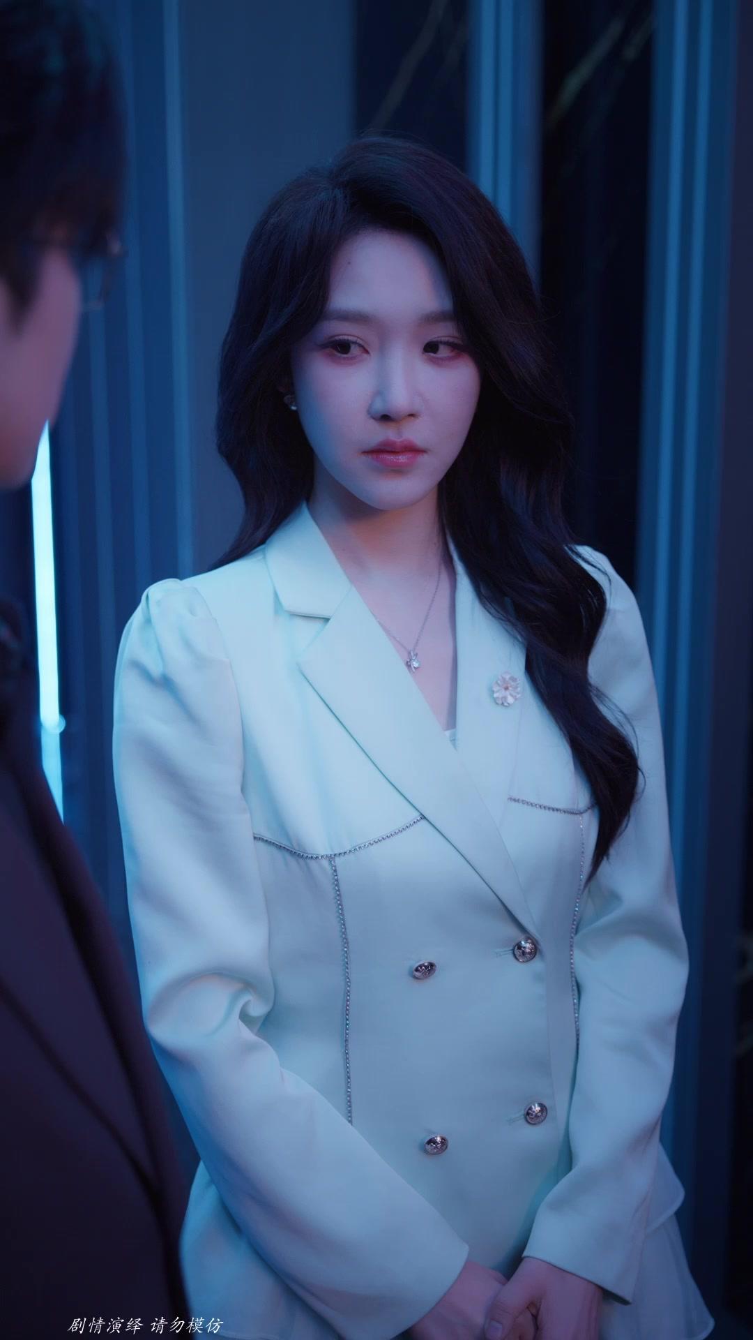 Top Star Fell for Her Guard