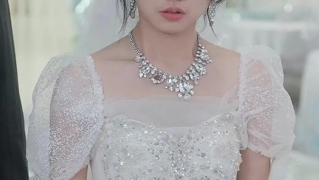 奪われた人生 結婚式で跪く母と、黙る花嫁