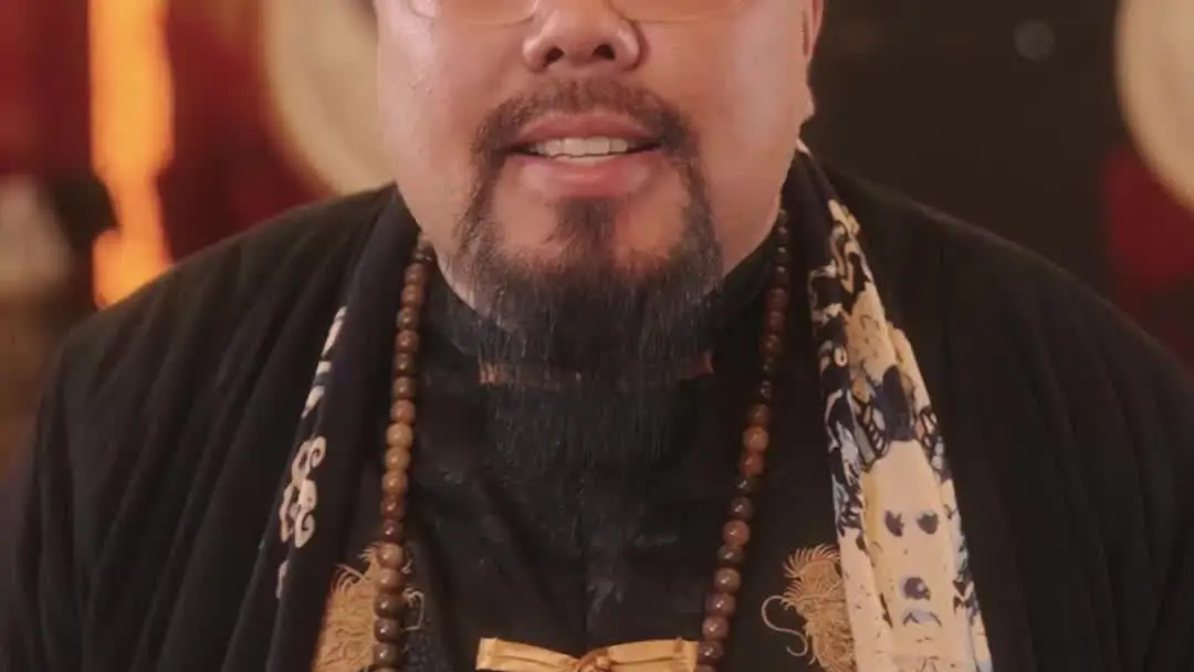 O Lobo Oculto do Velho Veterano: O Silêncio que Quebra Colunas