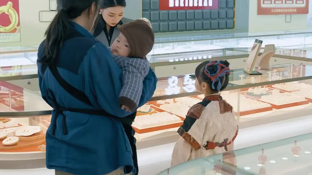 Little Troublemaker Turns Everything to Gold! The Girl Who Made a Pawnshop Clerk Lose His Glasses—and His Mind
