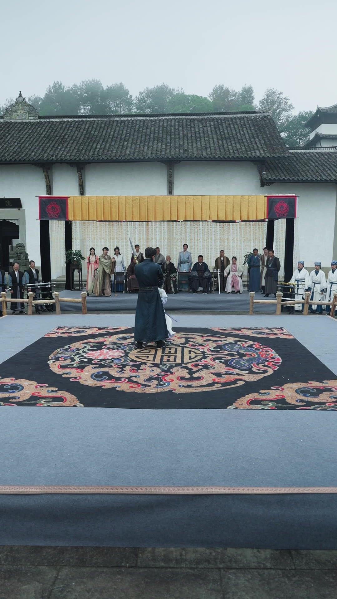 以父之名，言鎮天下