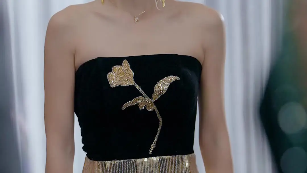 Little Troublemaker Turns Everything to Gold! The Moment the Chandelier Fell