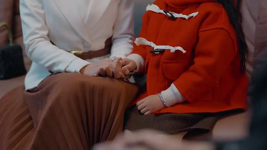Little Troublemaker Turns Everything to Gold! The Red Coat That Rewrote the Script
