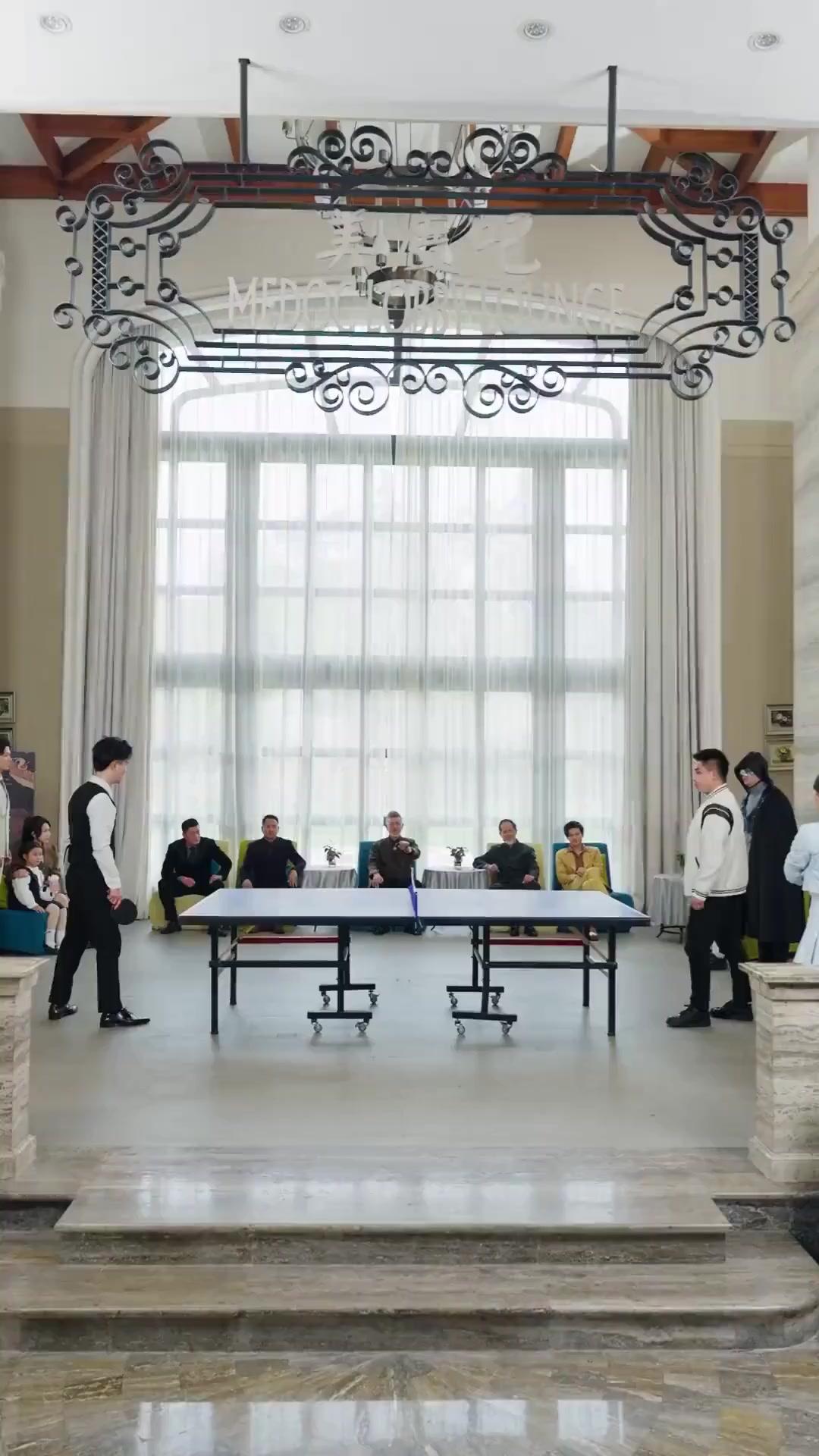 (Doblado) Reina chiquita del tenis de mesa