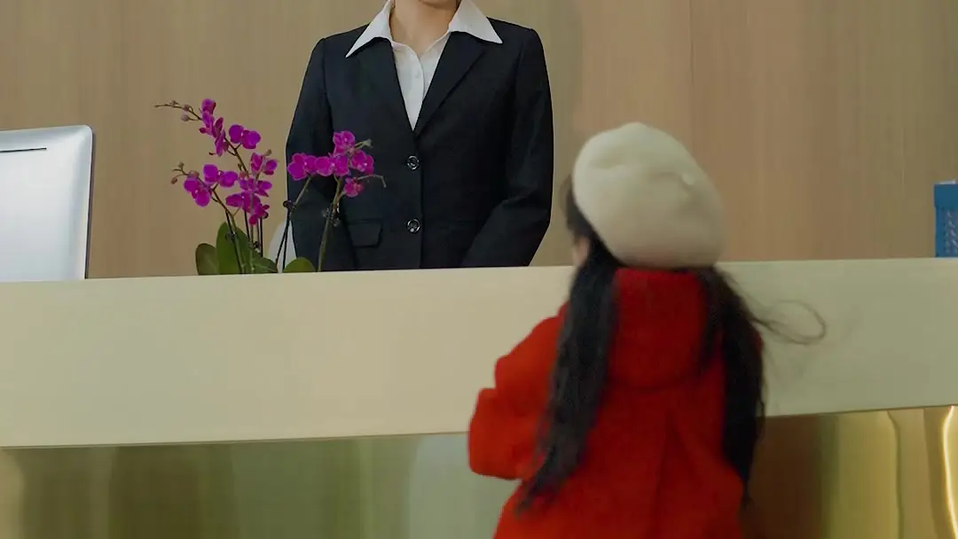 Little Troublemaker Turns Everything to Gold! The Red Coat That Rewrote the Office Script